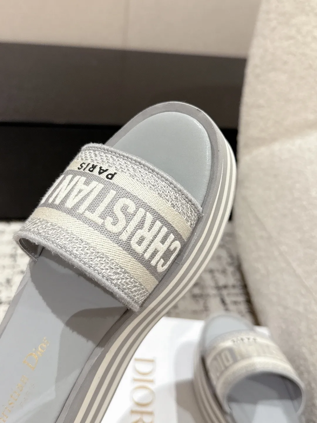 👟👟Ex-factory price 440👟👟 DIOR Dway fabric embroidered logo open toe 7cm thick sole one-word strap slippers CD letter logo three-dimensional embroidery thick bottom round toe open toe slippers The original development of the top version on the market, soft and delicate foot feel, extremely comfortable.  ✔️Upper: imported electro-embroidered cotton technical fabric ✔️Inner lining: water-dyed cowhide foot pad lining ✔️Outsole: original combination outsole ✔️Sole thickness: 7cm ✔️Size: #35-41 (40.41. Customized, non-refundable and non-exchangeable)
